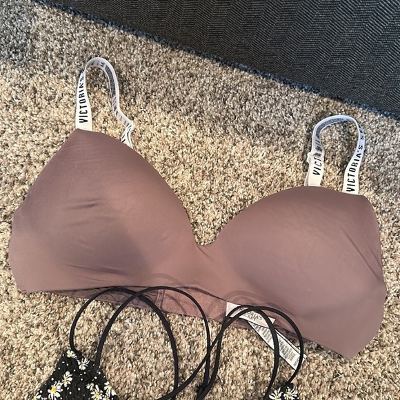 Victoria’s Secret pink bra bundle used - Picture 3 of 6